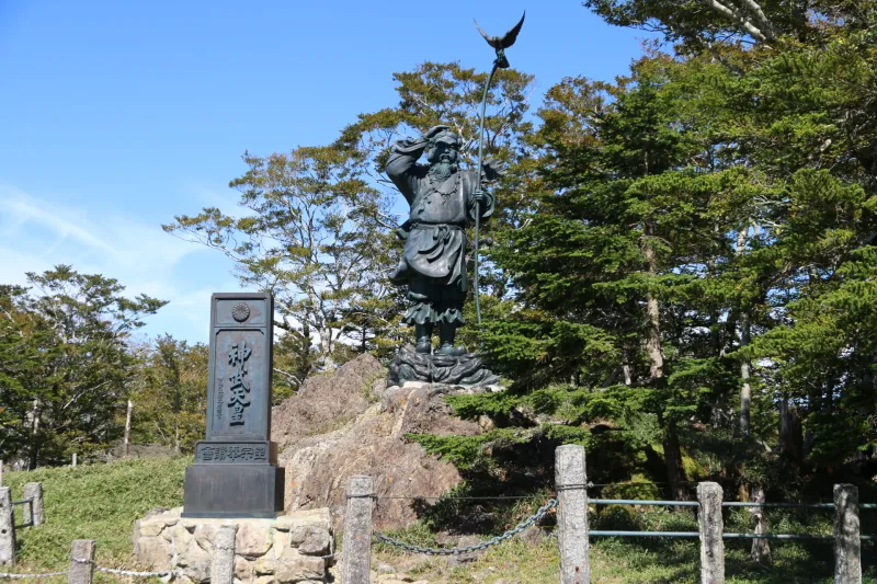 １００年前に立てられた神武天皇の銅像 