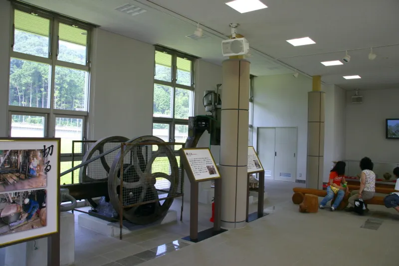 大理石を加工する機械や道具を展示する館内の様子 