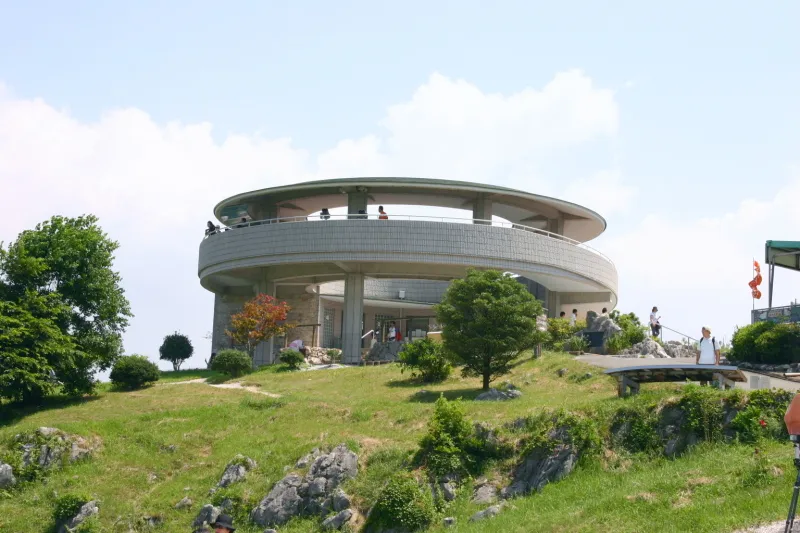 小高い丘の上に造られている秋吉台カルスト展望台 