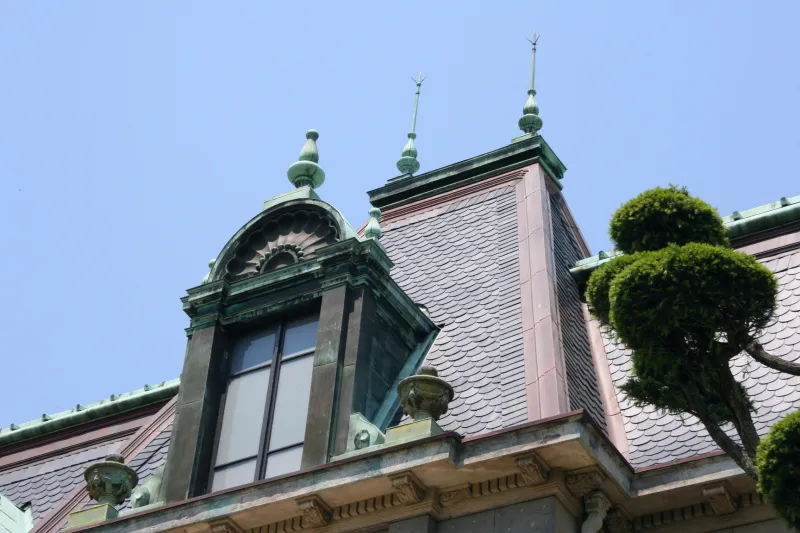 銅板の飾りが施されている、うろこの屋根 
