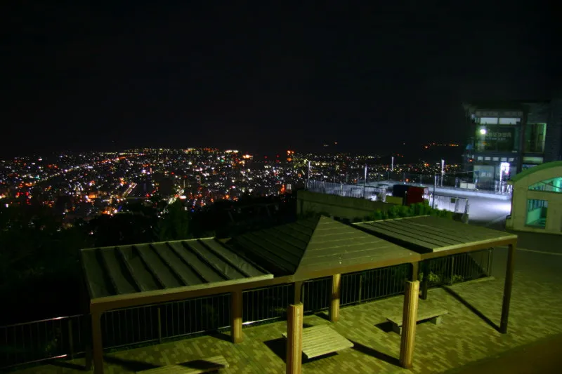 有名な夜景スポットとなっている眉山の展望台 