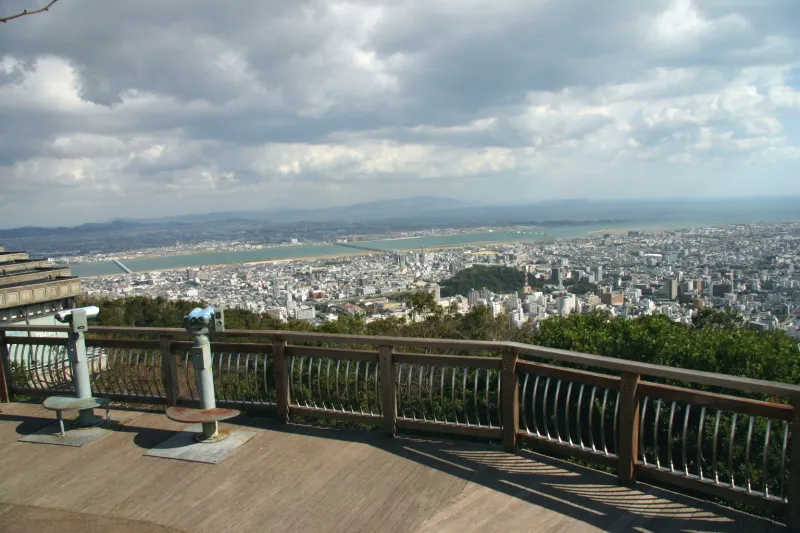 徳島市内が見渡せる展望台に登頂し、登山終了 