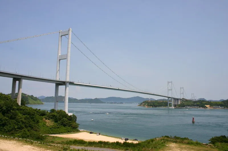 世界初の三連吊り橋となっている来島海峡大橋 