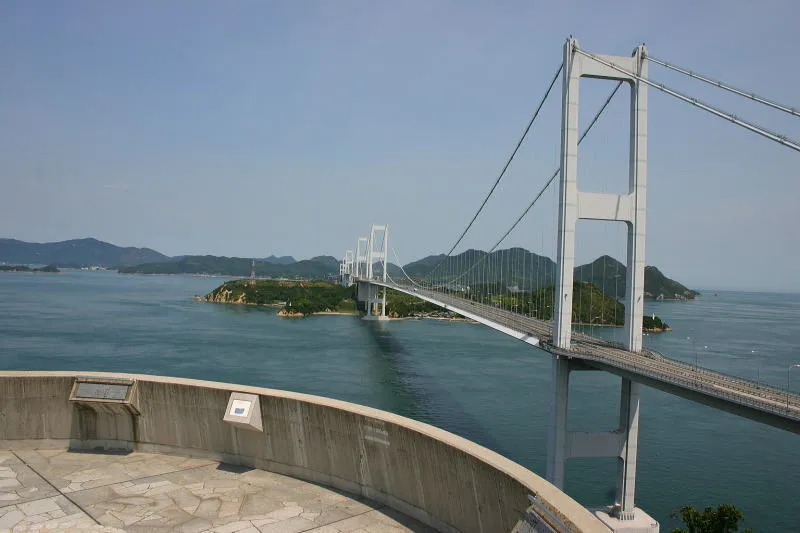 今治の糸山公園にある展望台から眺める来島海峡大橋 