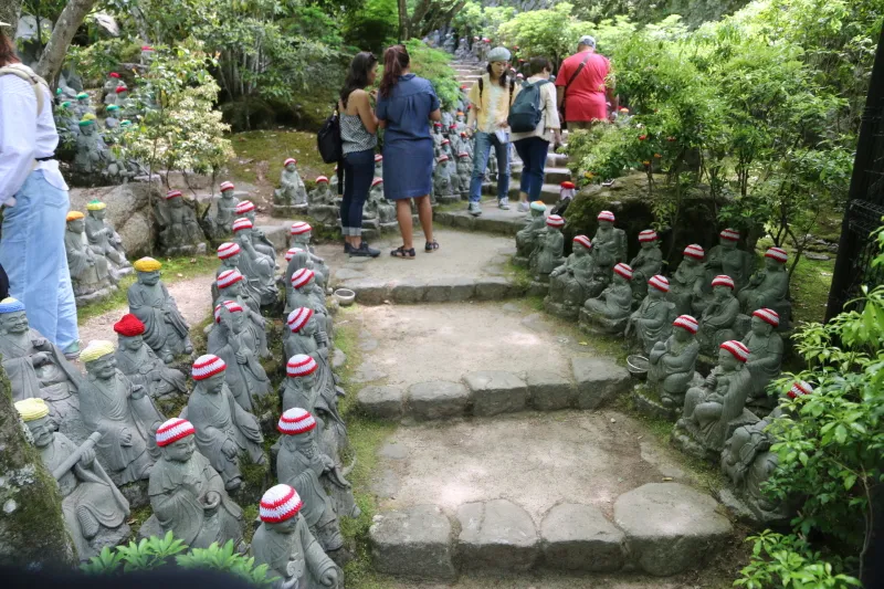 ５００体の羅漢像が置かれる五百羅漢庭園 