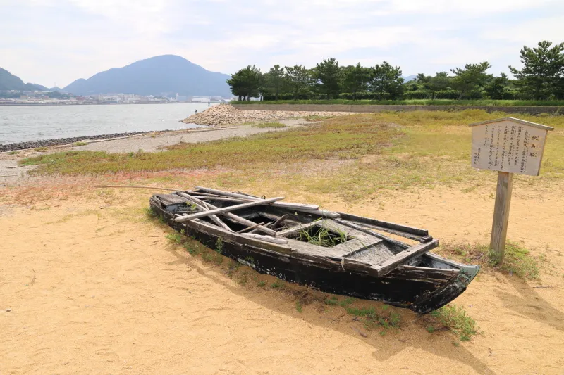 武蔵が島に渡った船を再現した砂浜の伝馬船 