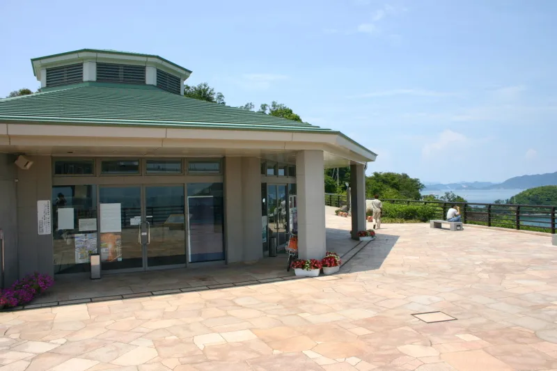 高台に位置する糸山公園にある来島海峡展望館 