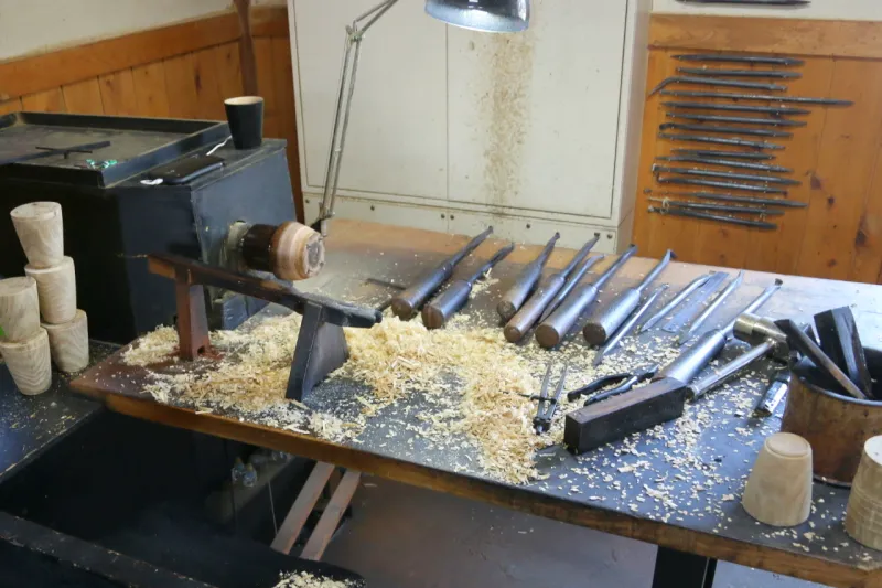 長い柄の刃物がいくつも並ぶ、木地を削る職人さんの作業台 
