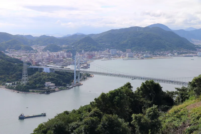 展望台から眺める関門海峡に架かる関門橋 