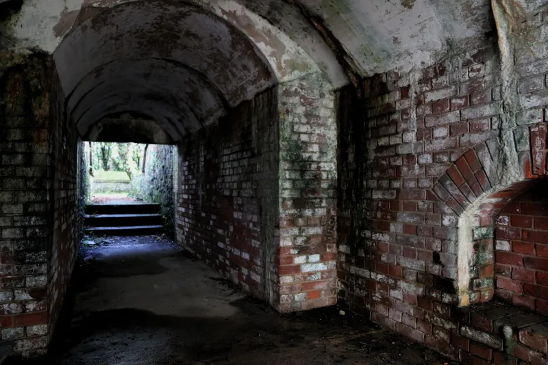 レンガ造りの地下倉庫は暗く、内部の見学も可能 