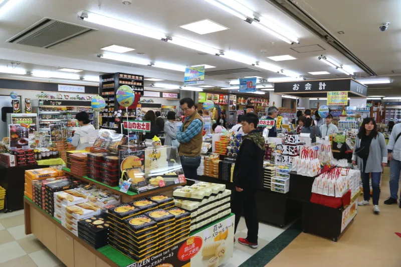店内では岡山の特産品などおみやげ品を販売 