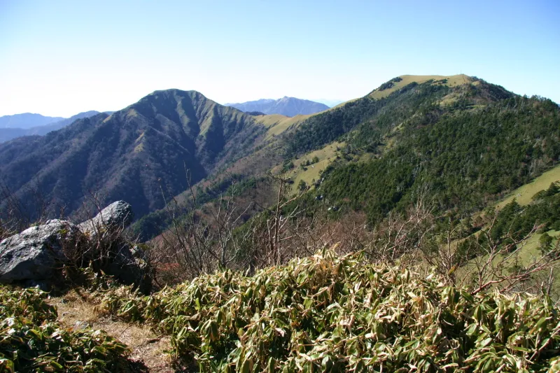 西方向に見えるジロウギュウ(左)と剣山（右） 