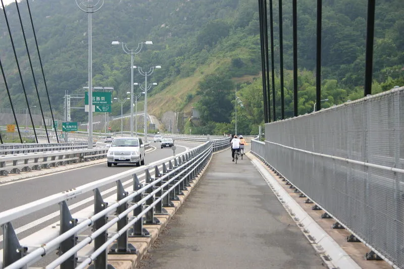 自動車道の両側に造られているバイクと自転車歩行者レーン 