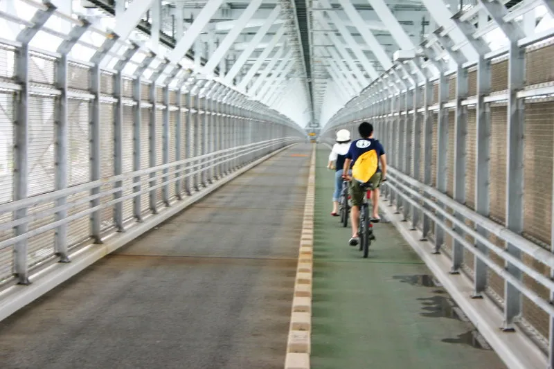 高速道路の下に造られているバイク・自転車・歩行者の専用レーン 