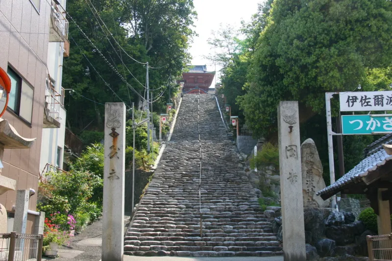 １３５段の石段の上にある伊佐爾波神社 