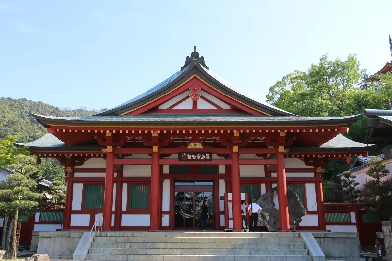 厳島神社の出口のところにある厳島神社宝物館（入館有料） 