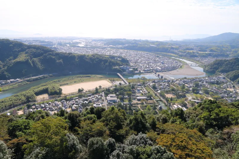 展望フロアから眺める錦川と岩国市内の街並み 