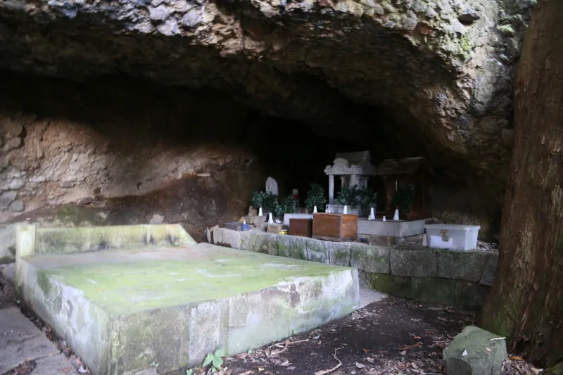 洞窟の中にまつられている虚空蔵菩薩 