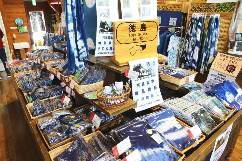 徳島の伝統工芸品となっている阿波藍染コーナー 