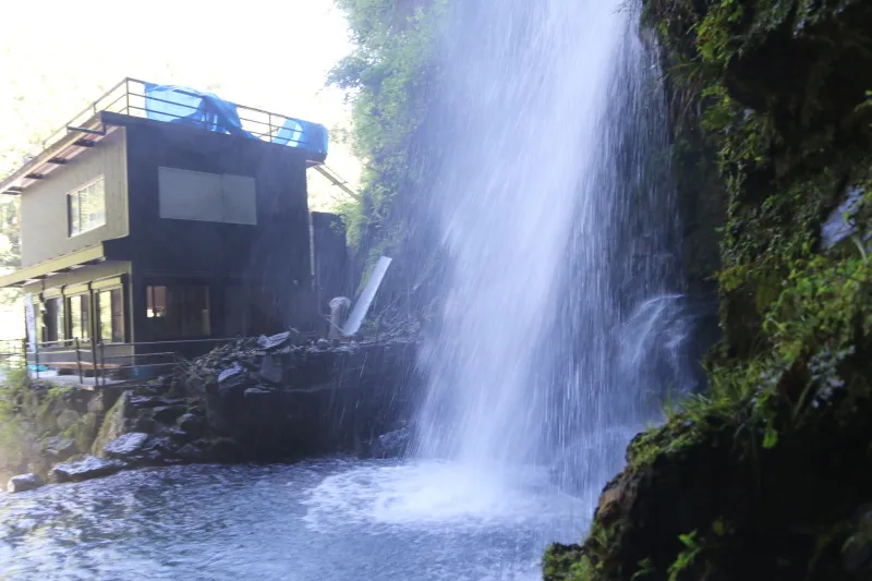 滝に一番近い場所では豪快な水しぶきと風圧も体感