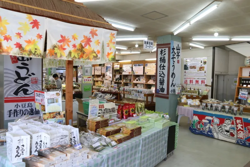 小豆島の特産品や限定商品が並ぶ、おみやげコーナー 