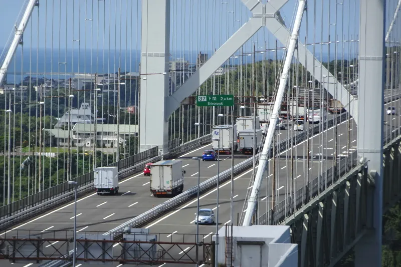 橋の上はたくさんの車が行き交う片側３車線の高速道路 