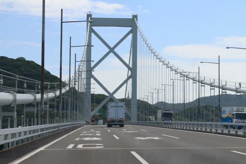 直径６７ｃｍのケーブルが橋を支える高速道路走行時の様子 