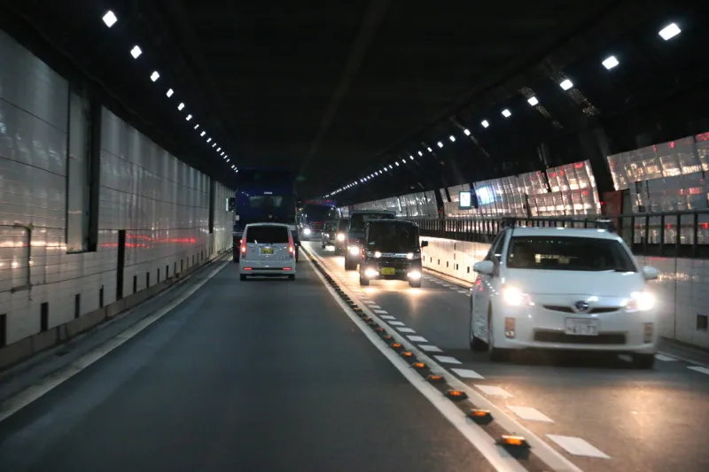 車で通過する関門トンネル 