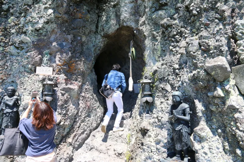 お堂へ入るために掘られている洞窟の入口 