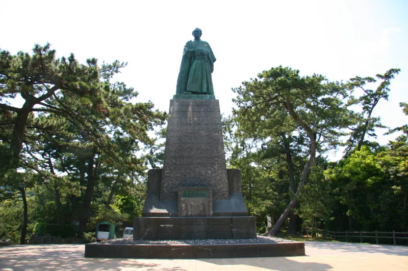 地上から１３．５ｍの高さがある坂本龍馬銅像 