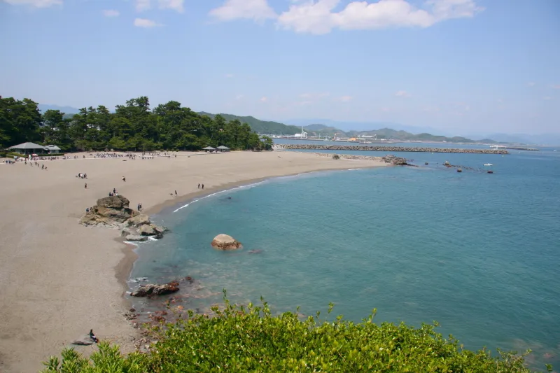 穏やかな光景が広がり、名勝・桂浜を象徴する美しい砂浜 