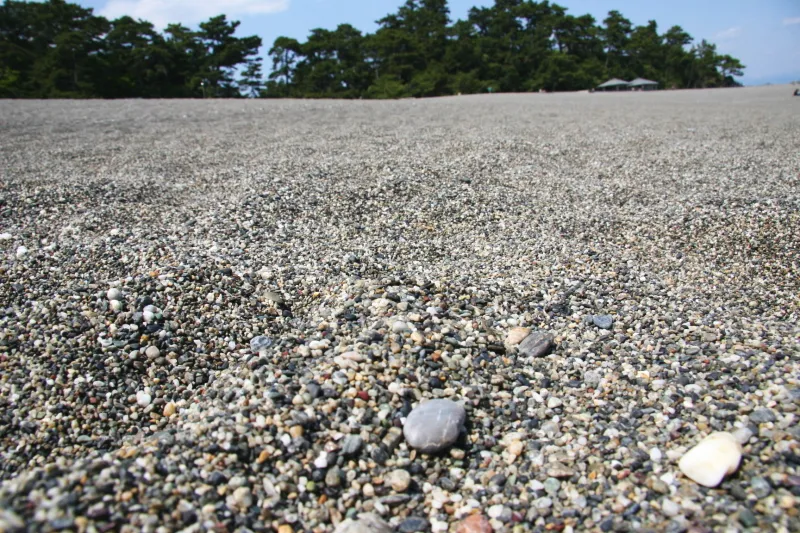 浜辺は細かい砂ではなく、比較的、大きく荒い小石 