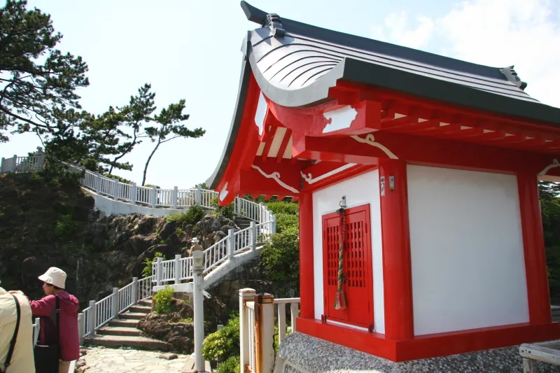 岬の先端にある小さなお堂は、海の神様をまつる海津見神社 