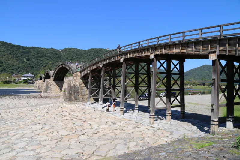 錦帯橋は渡るだけでなく、河原に下りることも可能 