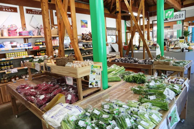 地元野菜や果物などを販売する農産物直売所 