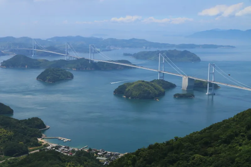 全長４１００ｍある来島海峡大橋の全体が見える展望 