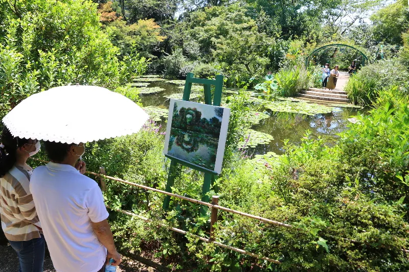 池の畔にはキャンパスが立てられ、絵画と風景を見ながら散策 
