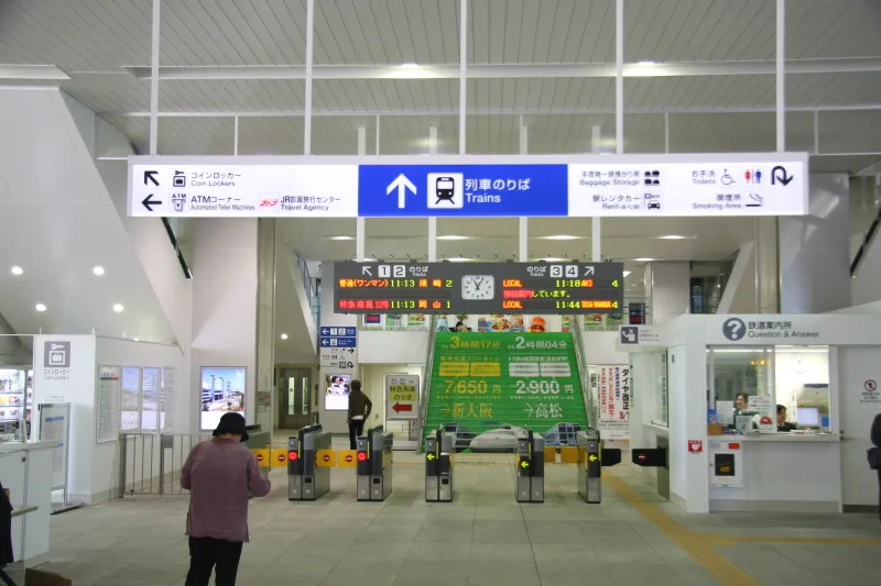 駅舎は２００８年にリニューアルし、ＪＲ四国初の自動改札機も導入 