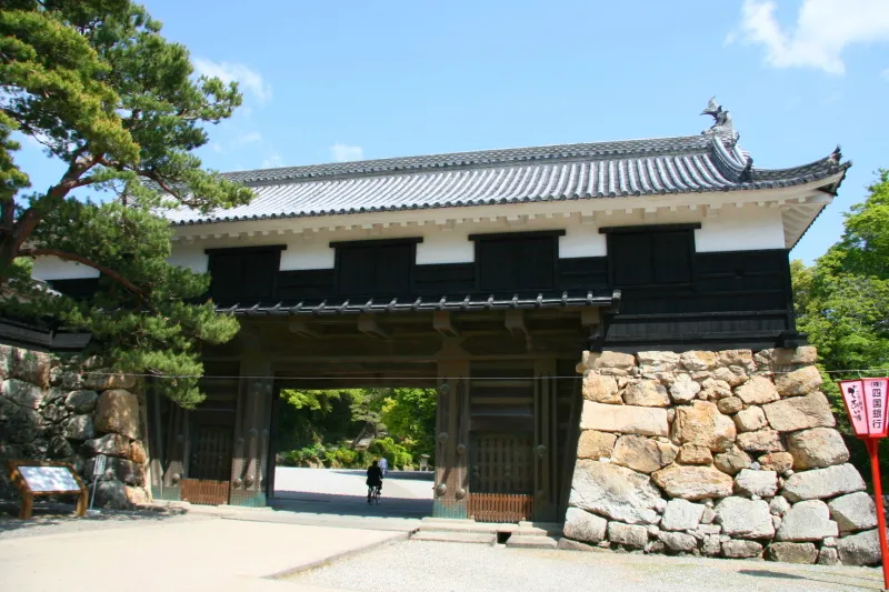 高知城の表門となっている重厚な造りの追手門 