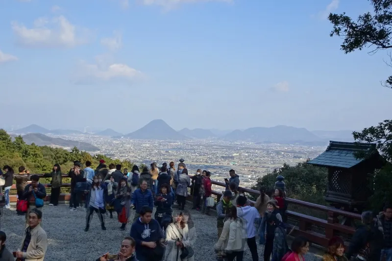境内の展望台から眺める景色。中央付近の山が讃岐富士 