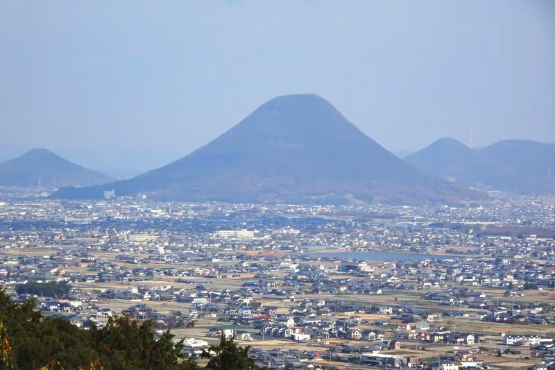 讃岐富士は富士山と同じ綺麗な裾野を持つ山 