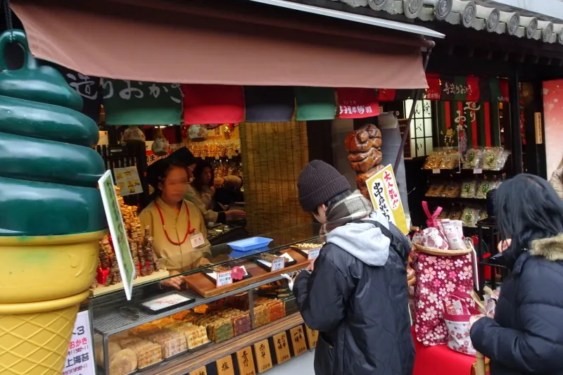 食べ歩きできる煎餅が人気のおかき専門店「寺子屋本舗」