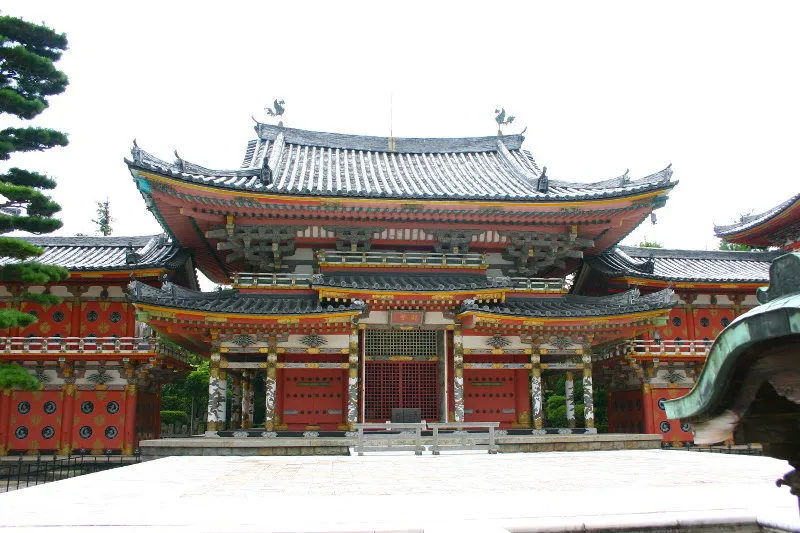 京都の平等院鳳凰堂を模した耕三寺の本堂 