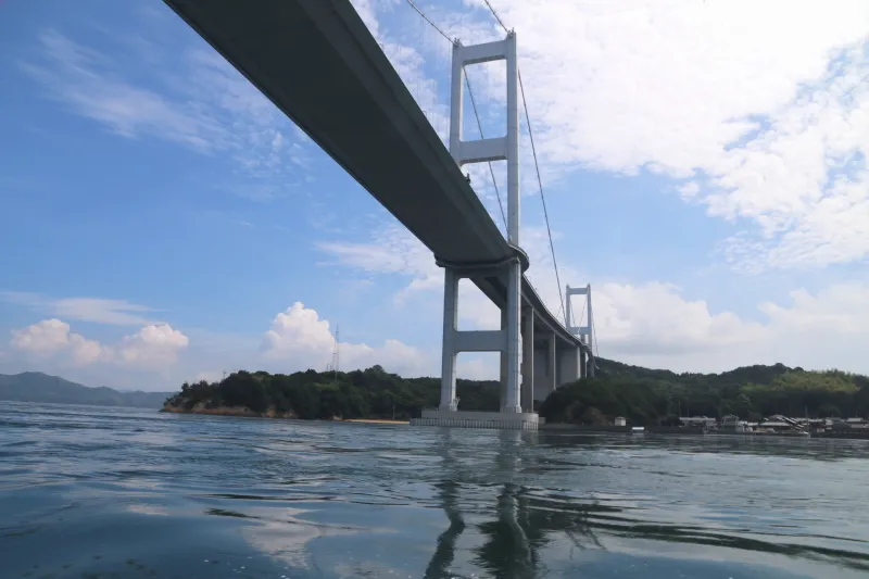 海面から６０ｍの高さに架かる来島海峡大橋の下を通過 