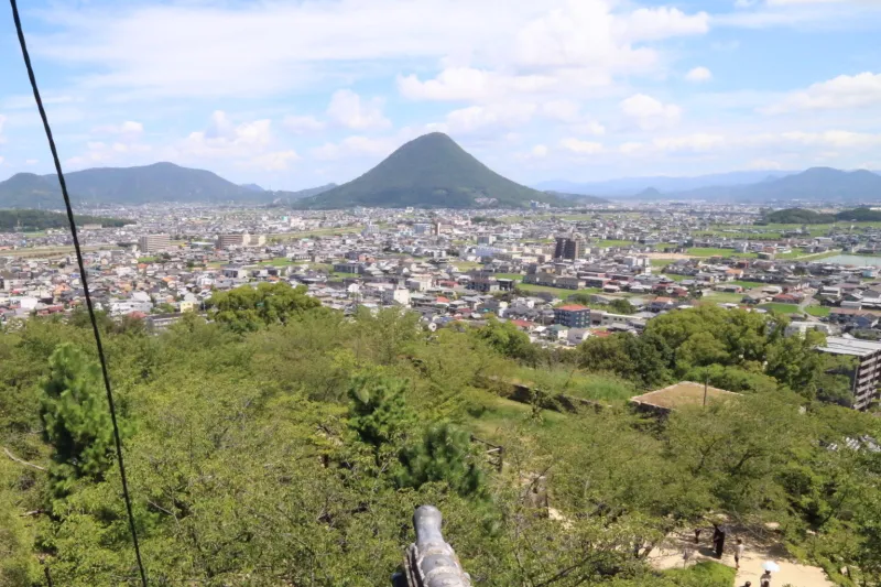 讃岐富士とも呼ばれ、美しい円錐状をしている飯野山 