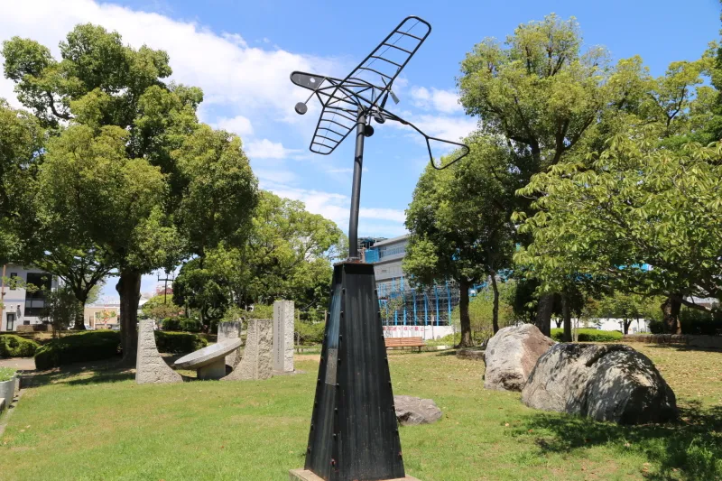 丸亀出身の矢野秀徳氏の作品が並びアート鑑賞もできる公園 