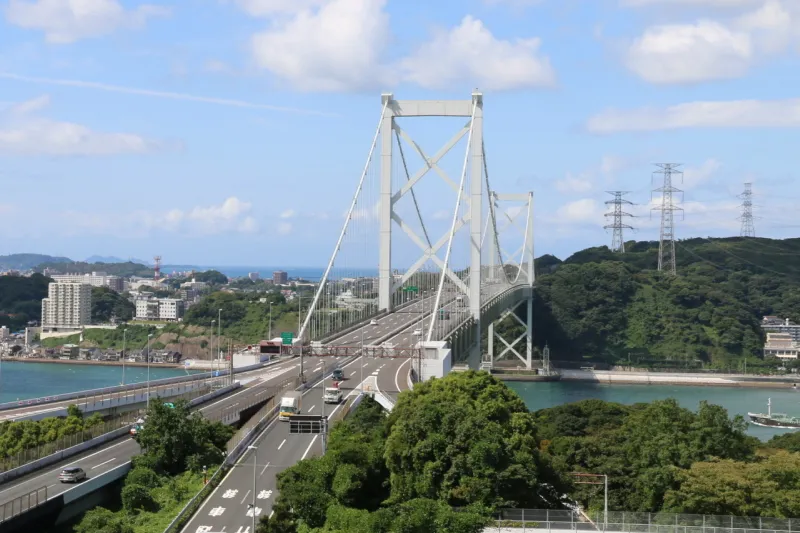 橋を通行する車も良く見える関門橋のビュースポット 