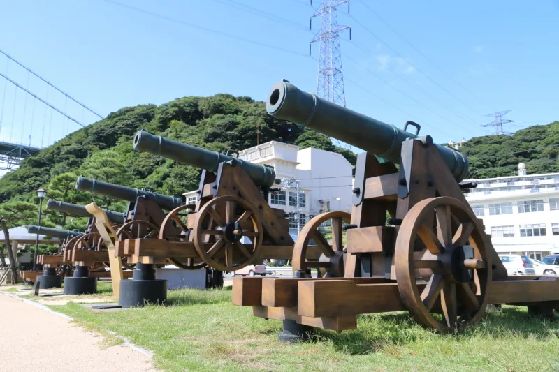 かつて海峡を通過する外国船を攻撃したこともある長州砲の展示 