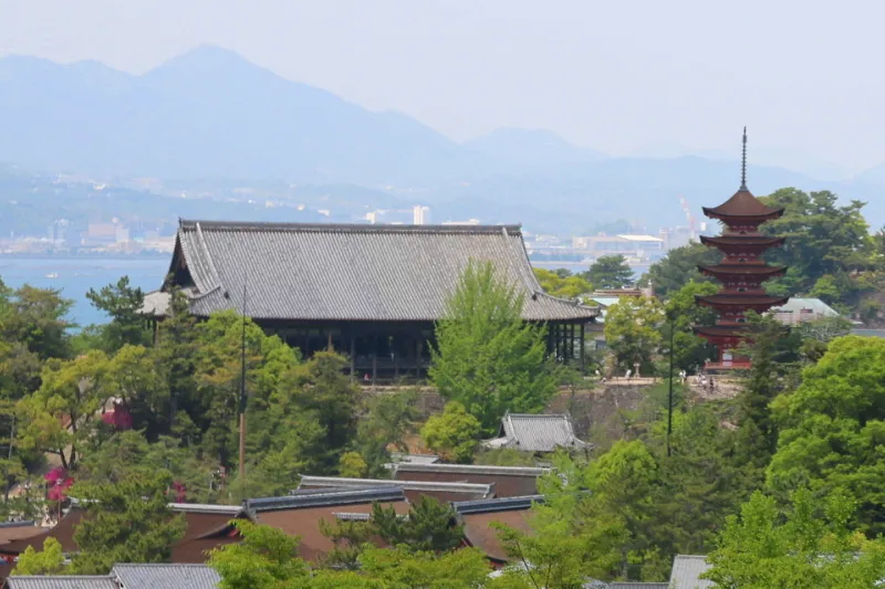 大きな屋根の千畳閣と五重塔が立つ豊国神社 