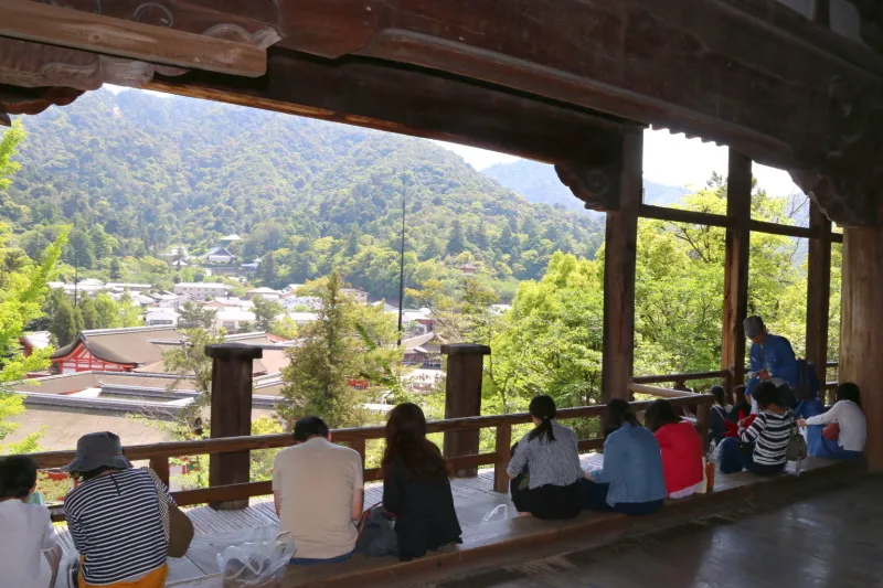 眼下に厳島神社が眺められる隠れた休憩スポット 
